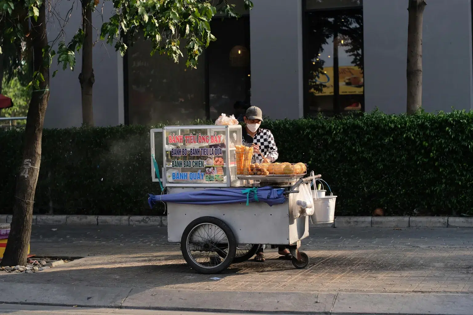 רוכל שרחוב שמוכר באן מי/באו