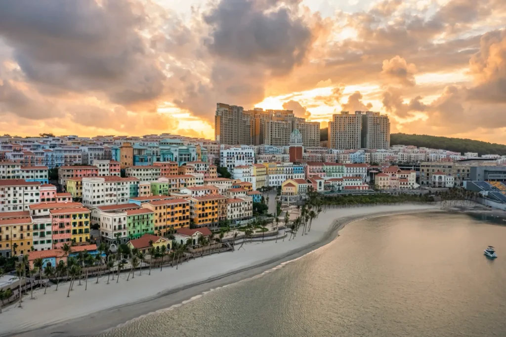 הבניינים הצבעוניים של Sunset Town בדרום פו קוק, מול המפרץ בשקיעה